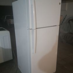 GE Apartment Size Fridge 