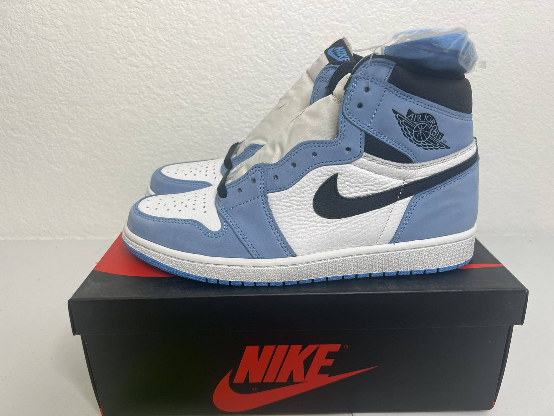 *NEW* MENS 9.5 NIKE AIR JORDAN 1 🥶 University blue 🥶