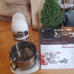 LIKE NEW KitchenAid Mixer 4.5 QT Lift Bowl + New in Box Attachments