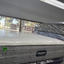 QUEEN SIZE SIMMONS BEAUTYREST HARMONY LUX MATTRESS & BOX SPRING BED SET