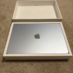 Apple MacBook Air 15-inch (M4 Chip, 16GB RAM, 256GB SSD) - Brand New in Box $899 OBO