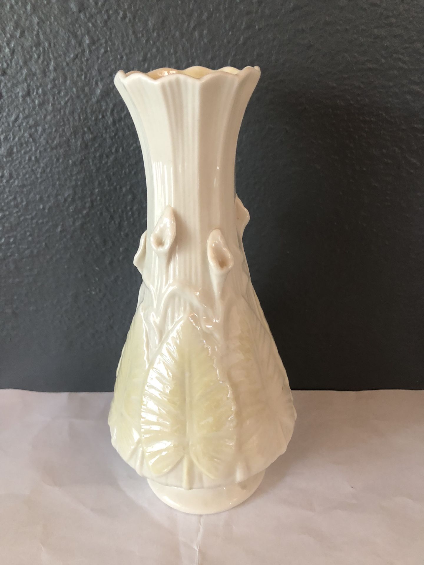 Belleek Vintage Cream Porcelain Calla Lily Vase With Greenish Leaves