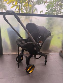 Doona Car Seat & Stroller Combo w/ Base + Newborn Insert + Seat Cover