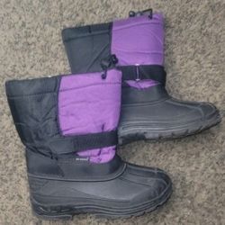 Snow Boots Size 5 ( Run Big ) 