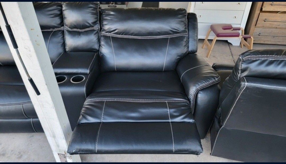 Black Couch With Recliner Seats 