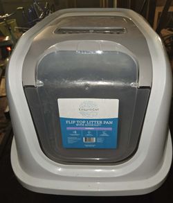 ExquisiCat brand Jumbo Flip Top Litter Pan with a plastic construction