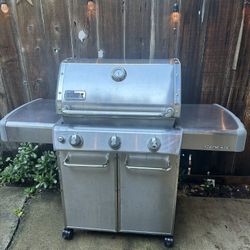 Weber propane grill 2 Full Propane Tanks