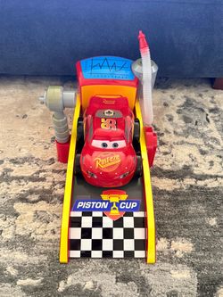 Disney Pixar Cars Lightning McQueen Pit Stop Playset
