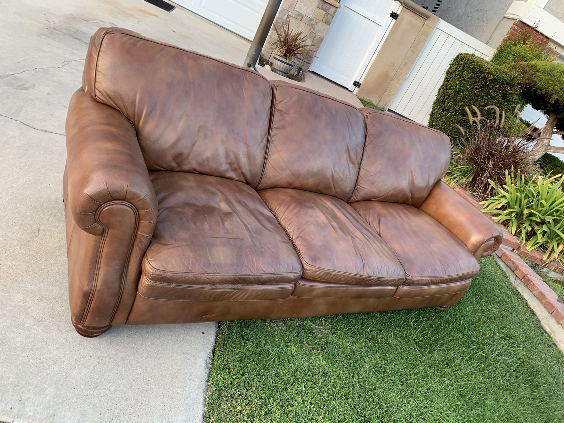 FREE LEATHER COUCH