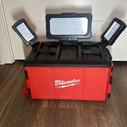 Milwaukee M18 18-Volt Lithium-Ion Cordless PACKOUT 3000 Lumens LED Light with Built-In Charger