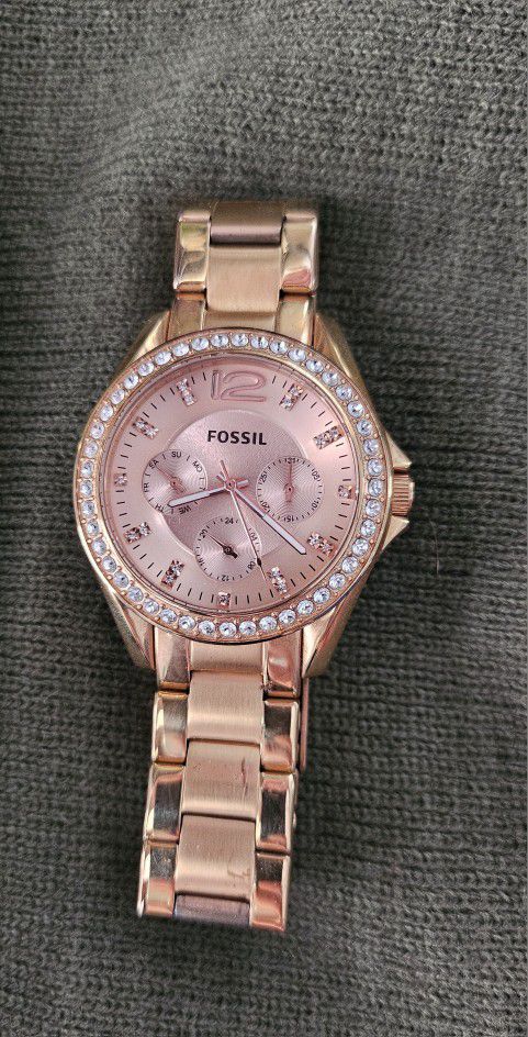 Fossil Riley Women's Watch with Crystal Accents and Stainless Steel Bracelet Band in Rose Gold