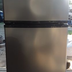 Whirlpool Stainless Refrigerator $100