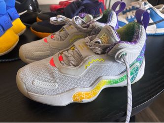 Youth basketball shoes