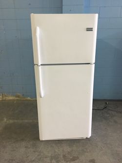 White 21 Cubic Foot Refrigerator With Ice Maker