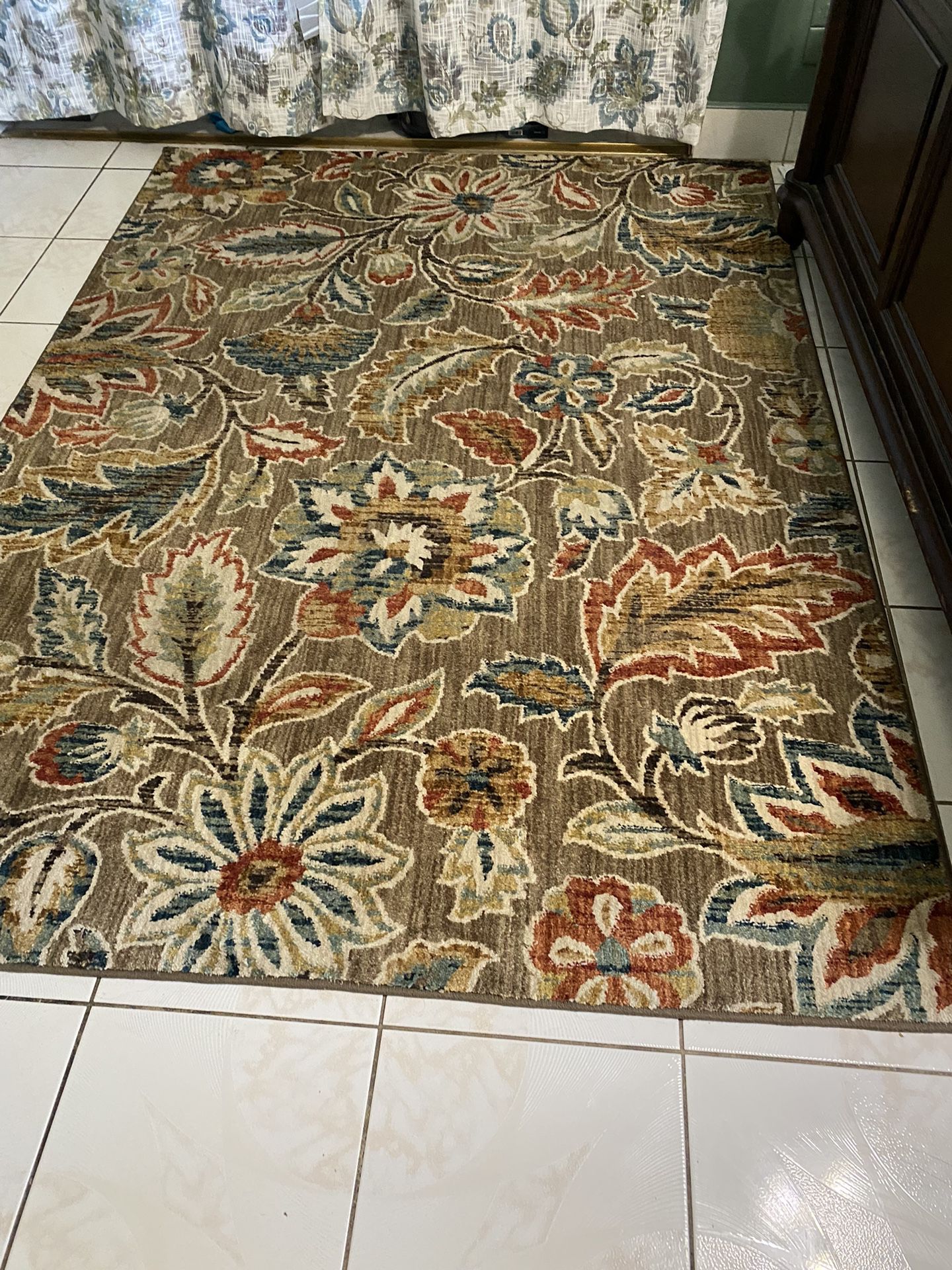 Oriental  Carpet For Family Room Or  Living. Almost New. Never Use. Beautiful https://offerup.com/redirect/?o=Q29sb3IuTm8= Smoking No pets  No Childre