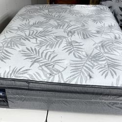 Full mattress SEALY posturepedic pillow top (mattress Only) extra fee delivery depending distance   Never slept on/// this mattress is from display st