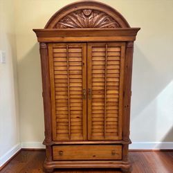 Beautiful bedroom set Palm court-Tommy Bahama style (delivery available)