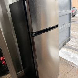 Vissani Mid Sized Refrigerator & Freezer