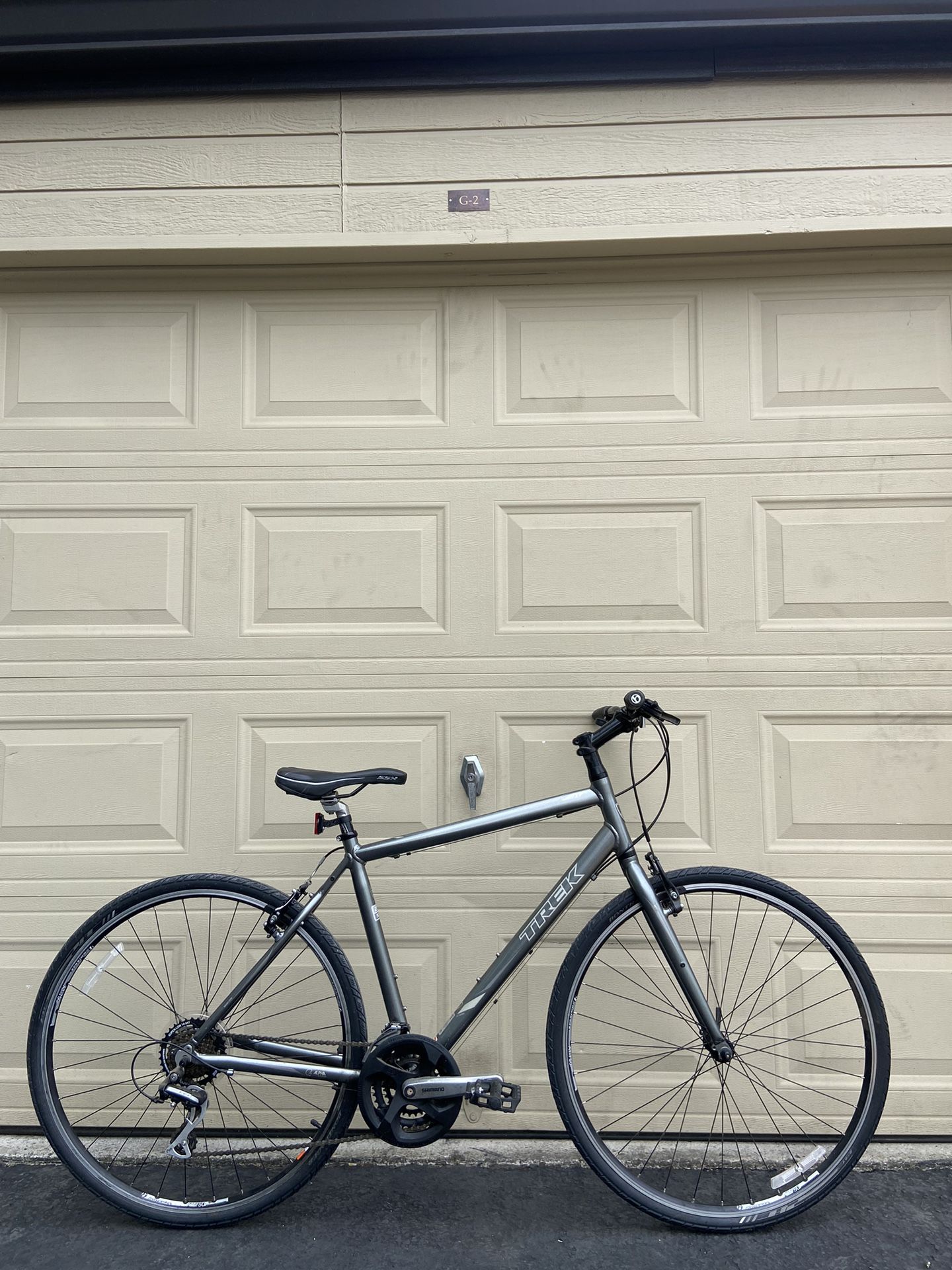 Trek FX 7.1 Hybrid Bike – 700c – 21-Speed – 20” Frame (51cm) Bicycle