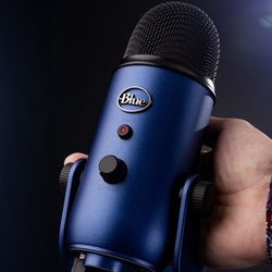 Yeti Blue USB Microphone for PC, Mac, Gaming, Recording, Streaming, Podcasting, Studio and Computer Condenser Mic with Blue VO!CE Brand New