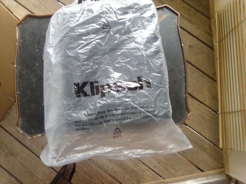 One Set Of Klipsch Rb-10 Bookshelf Speakers Like New In Box