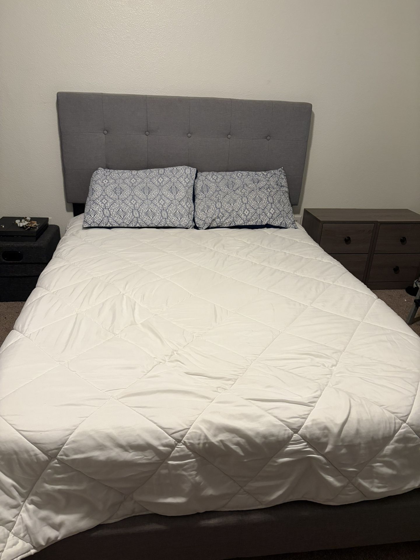 Full size bed + night stands 