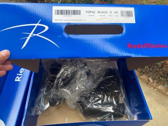 Selling a pair of Riedell Topaz Figure Ice Skates in black, Junior Size 1