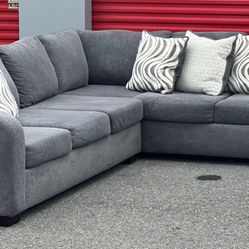 LARGE GRAY SECTIONAL COUCH IN GREAT CONDITION - DELIVERY AVAILABLE 🚚