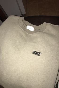 Nike sweater size medium