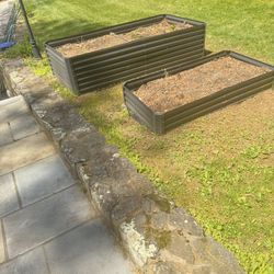 METAL PLANTERS