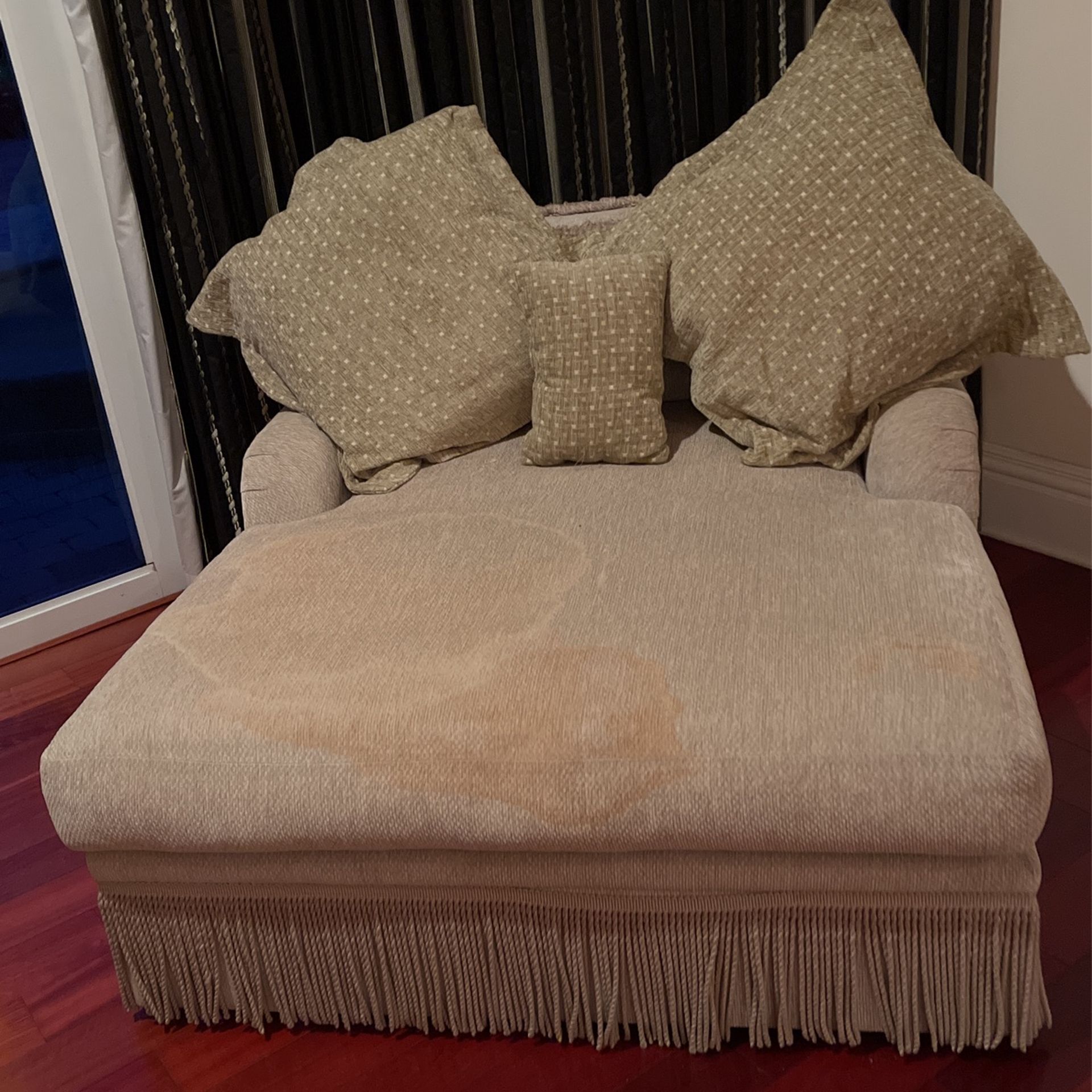 XL Chaise Lounge With Matching Pillows