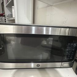 GE MICROWAVE - Good Condition - Big Size - $70 FIRMED PRICE 