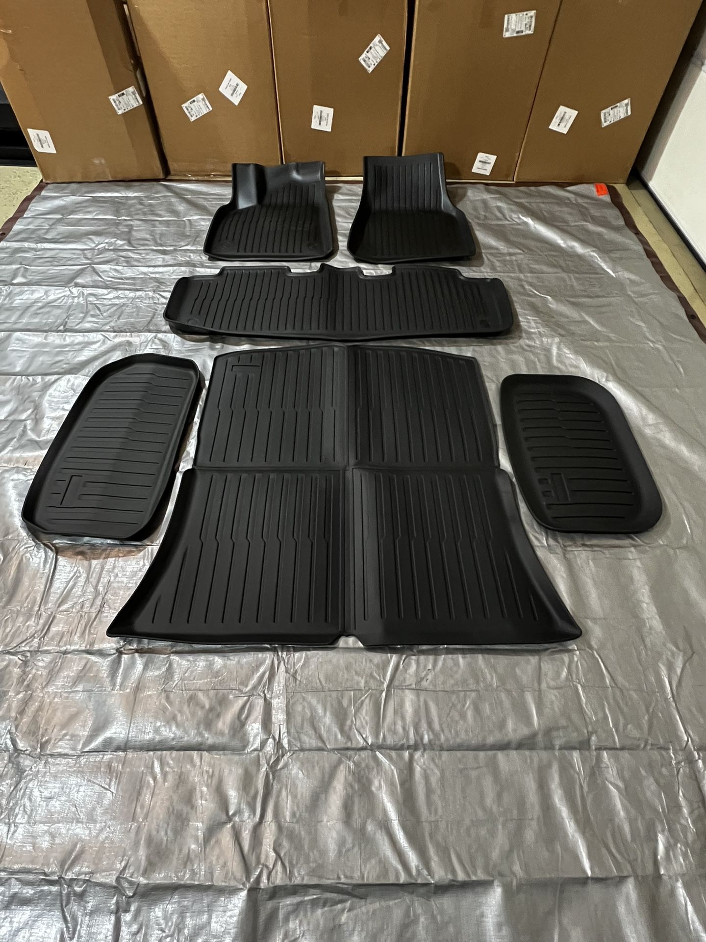 Brand new, Tesla floor mats Model Y , 6 piece, All Weather TPE