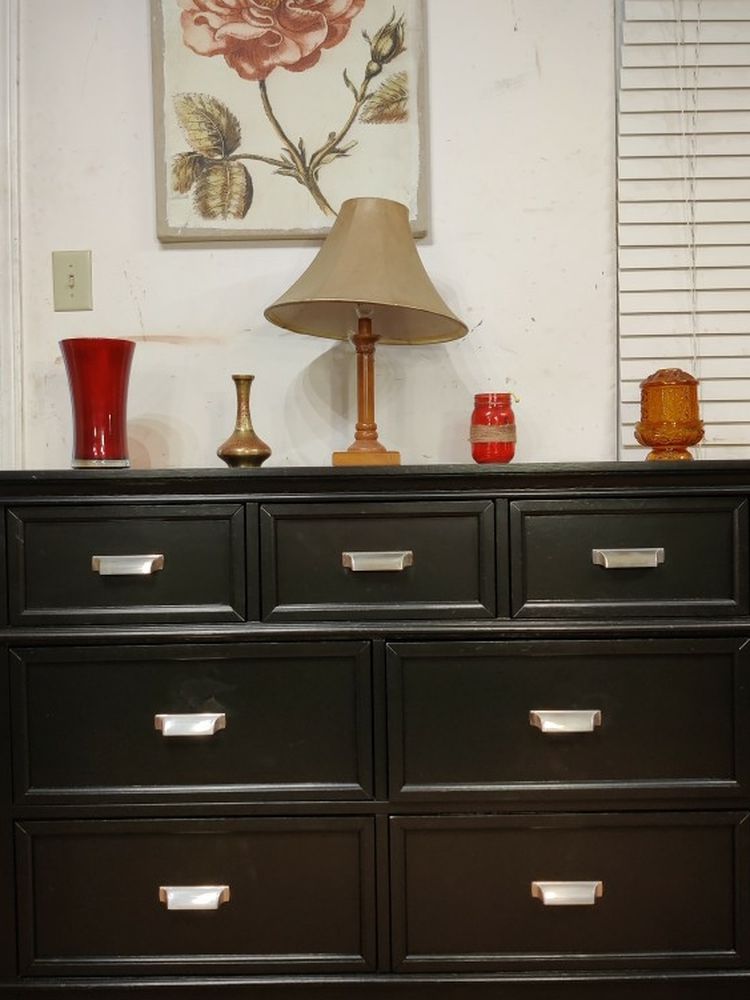 Nice modern big dresser / TV stand with big drawers in great condition all drawers working well driveway pickup. L54"*W17.5"*H38"