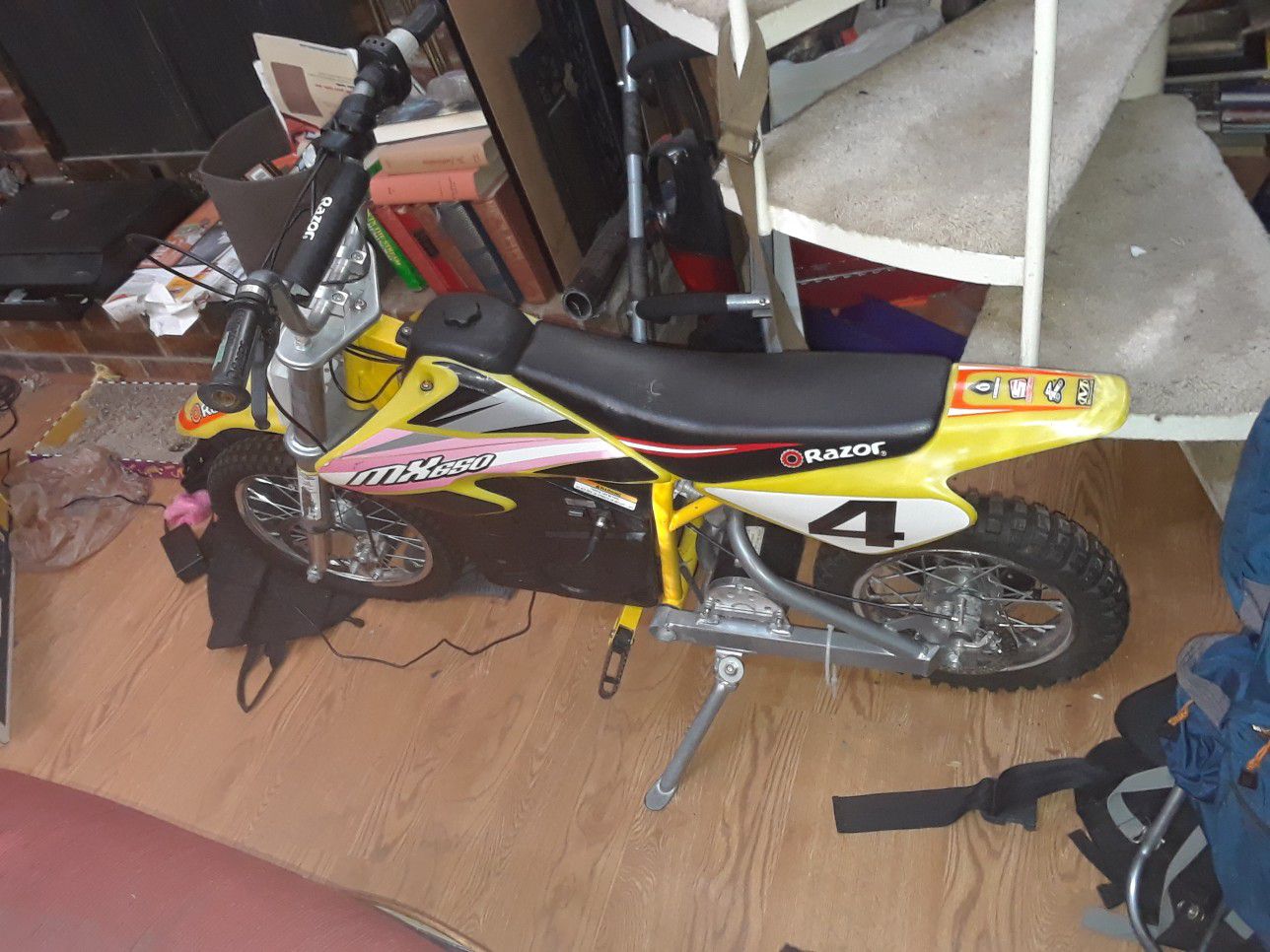 RAZOR MOTORCYCLE MX650 36VOLT/17mph/ 220lb max/ comes with helmet and 36v charger.