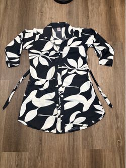 Black & white leaf print shirt dress with tie waist #shirtdress #tiewaist  Size