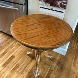 Like New solid Oak Table