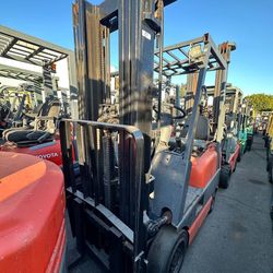 Toyota M6 Forklift 3 stage 3300 lb