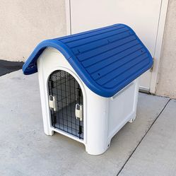 (New in Box) $50 Small Size Dog House Waterproof Plastic Outdoor Indoor 30x23x26”