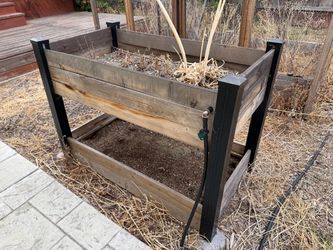 Raised garden bed