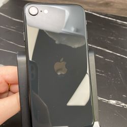 iPhone SE 2022 64gb Unlocked ID: 40928