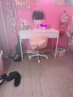 Small vanity, Twin bed comes with 3 comforters and vanity