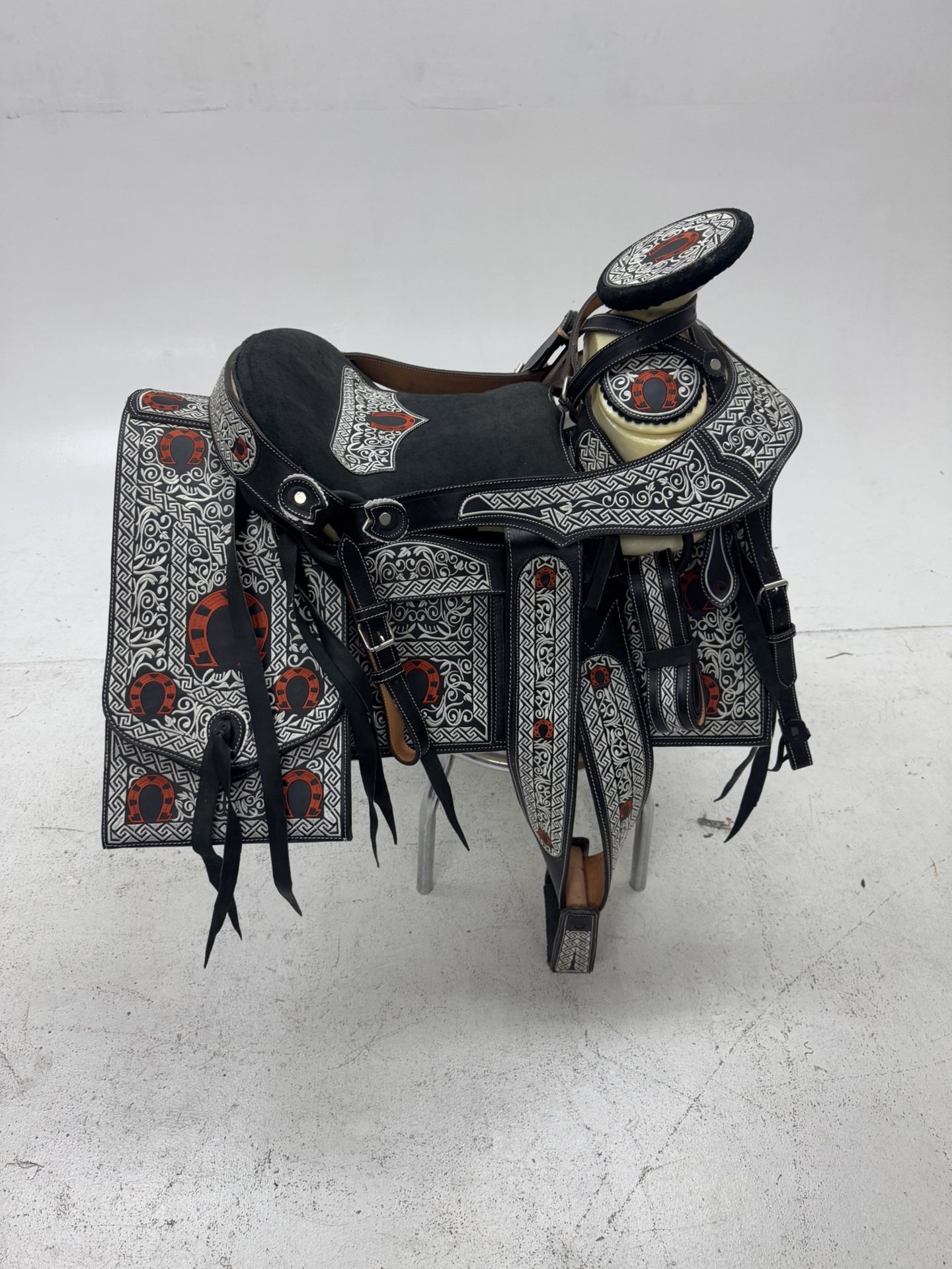 Nueva Montura Charra Bordada Con Cantinas Cuadradss