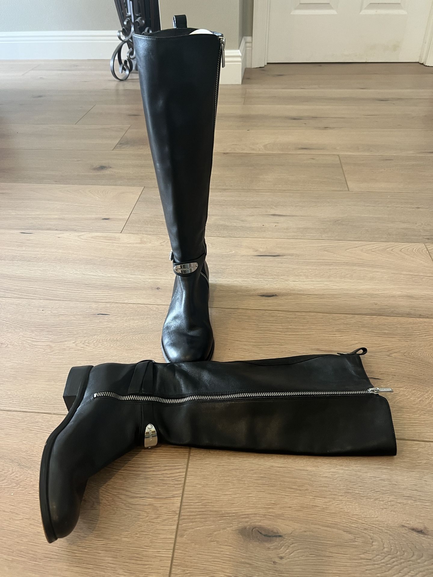 Authentic Michael Kors Size 6. 45.00 Black Leather 