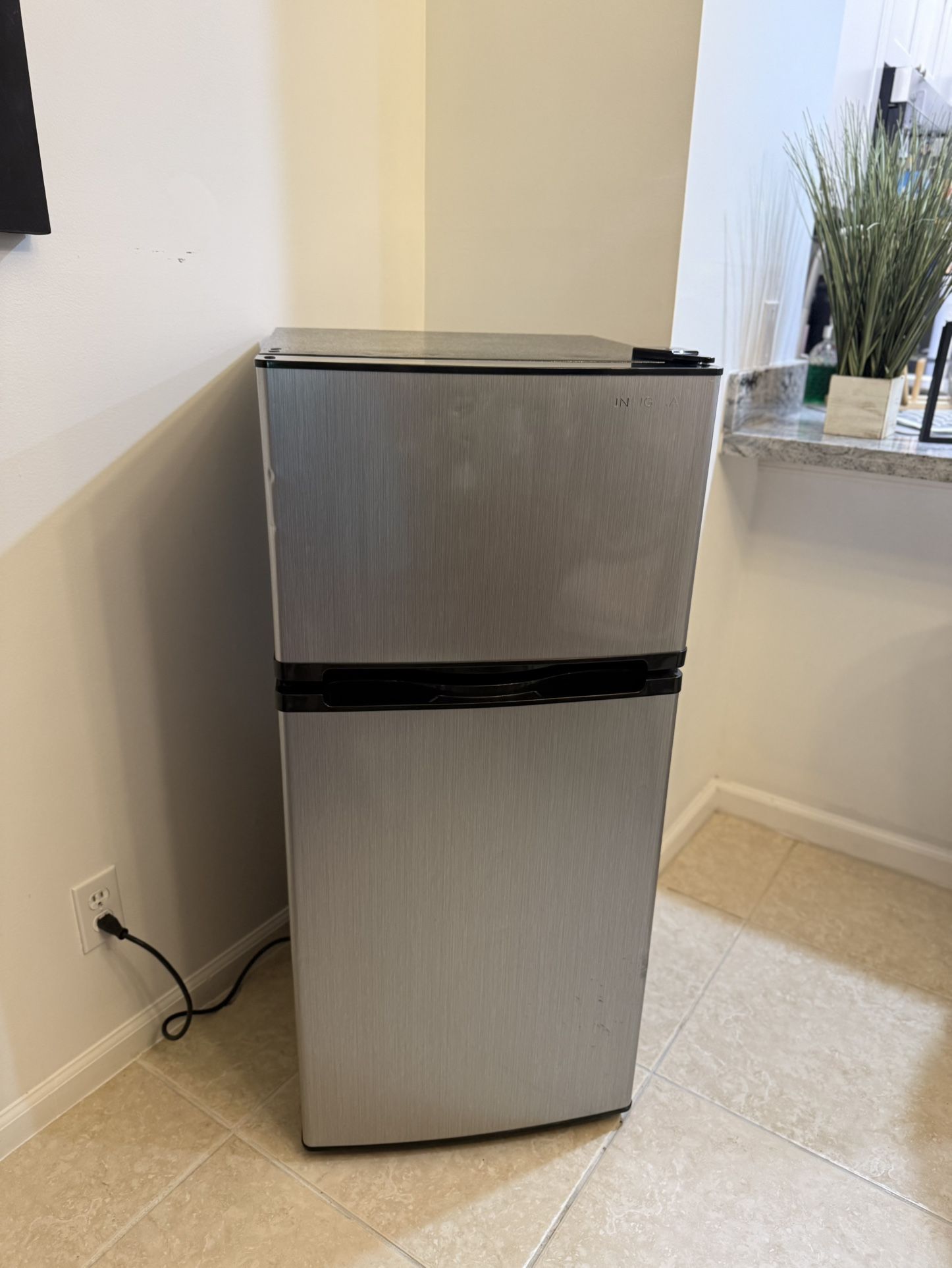 Insignia 4.3 cu. ft. Compact Refrigerator – Stainless Steel