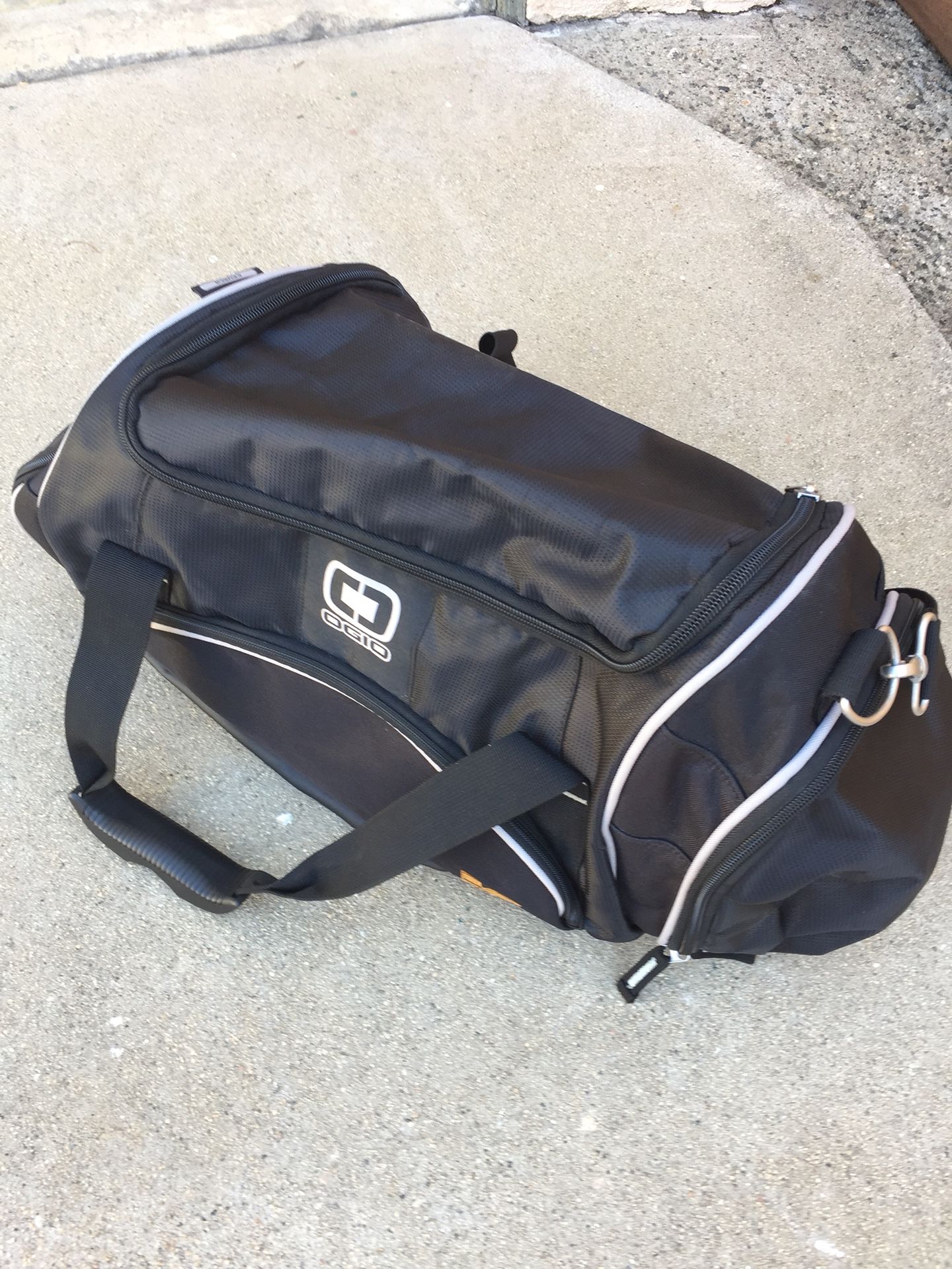 Black Duffle Bag - Medium size in Excellent Condition