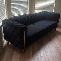 Tugged Sofa 