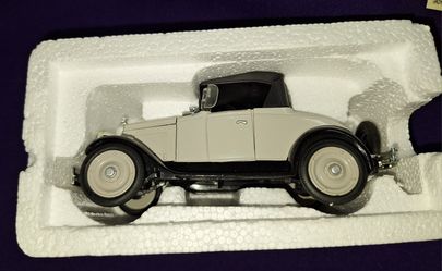 National Motor Museum Mint 1:32 scale diecast model of a 1928 Chevy Roadster 