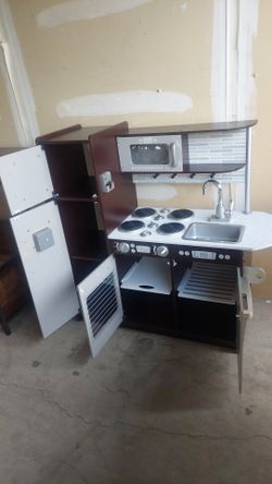 Kids play kitchen.  Really Cute