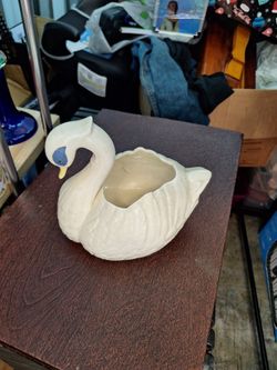 Beautiful Vintage Swan Vase In Excellent Condition 